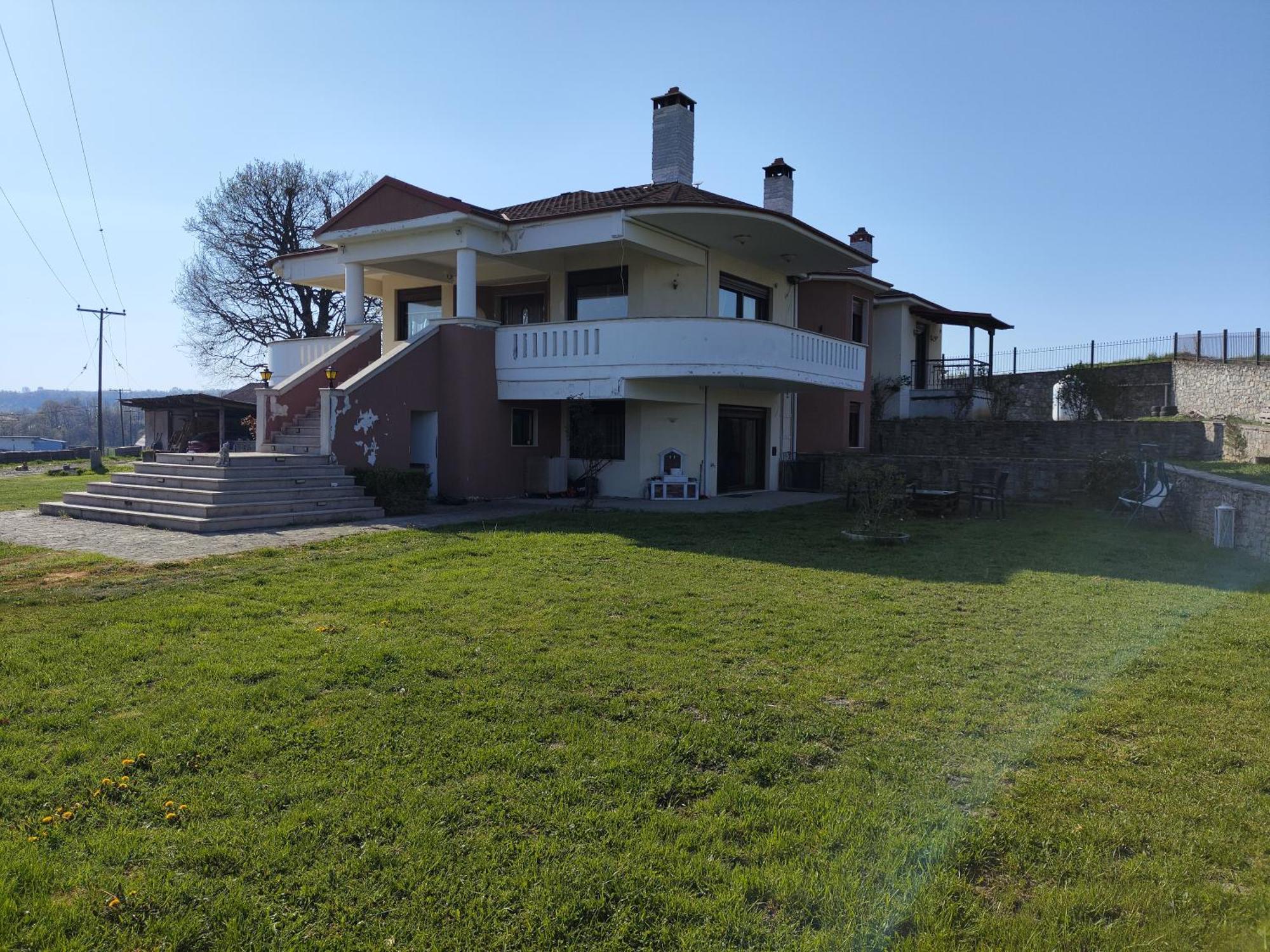 Villa μονοκατοικία δίπλα στην πόλη